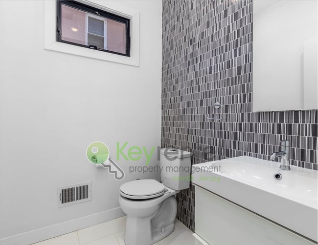 Foto del edificio - Modern 4-Bedroom, 4-Bath Home – Luxury Liv...