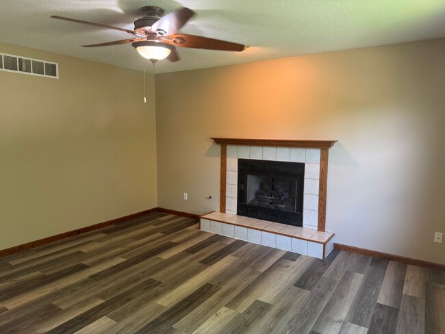 Building Photo - Charming Home in a South Columbia