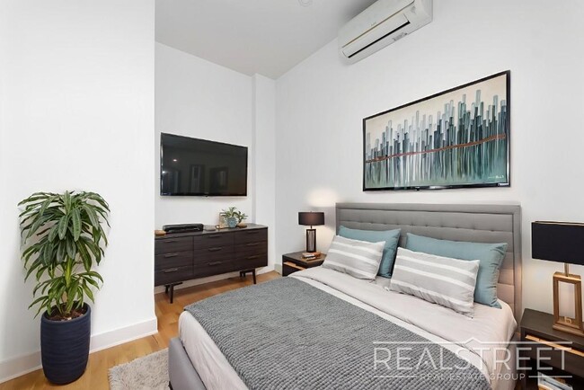 Building Photo - Brand New 3 Bed 2 Bath Parlor Floor in Rid...