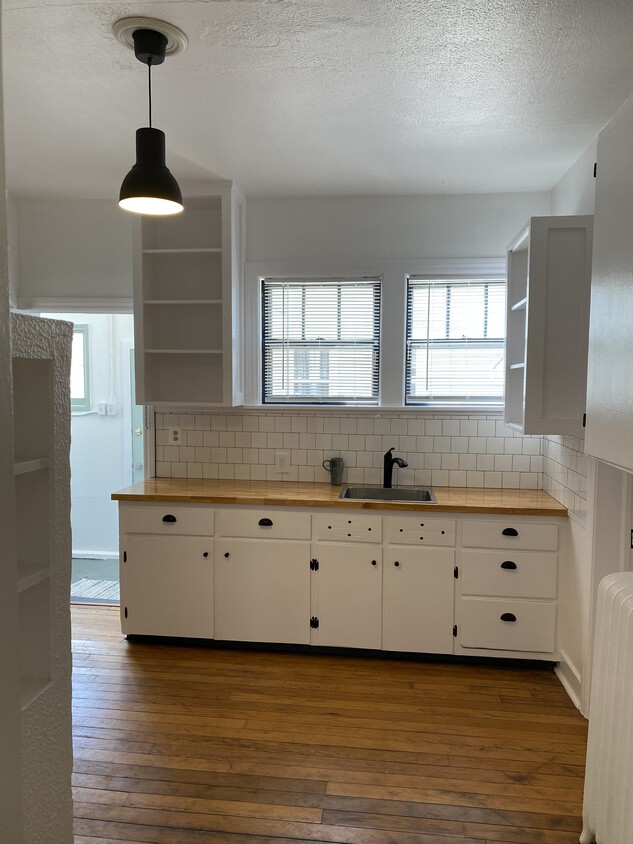 Kitchen - 422 N River St