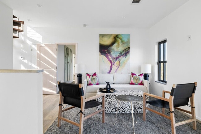 Foto del edificio - 2701 Bumble Bee Dr