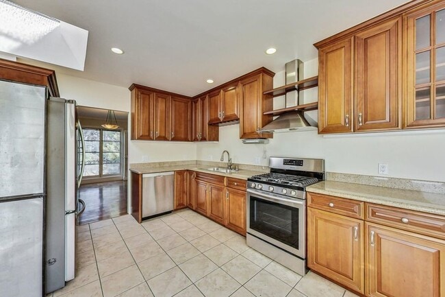 Building Photo - Beautifully updated 2 bed/ 1.5 bath Condo ...