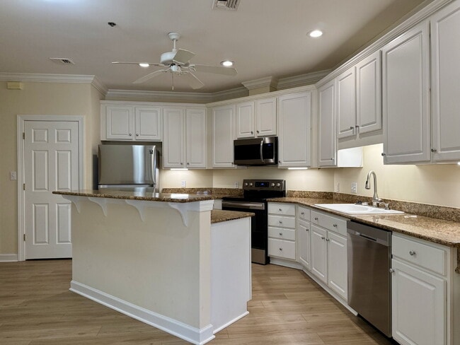 Foto del edificio - "Coastal Comfort: Spacious 2-Bedroom Condo Retreat in Virginia Beach"