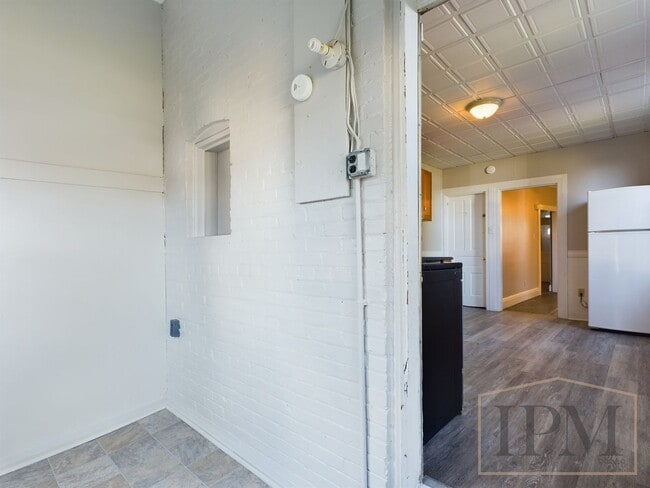 Building Photo - Available Now Spacious 5 Bedroom Home Loca...