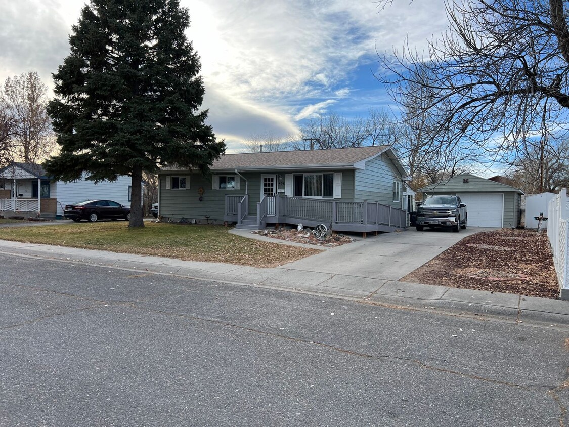 Primary Photo - 4 Bed 2 Bath Beautiful House Garage, Fence...