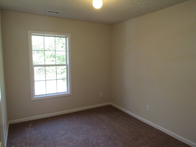 Building Photo - 3 Bedroom Ranch home - 1/2 acre lot!!