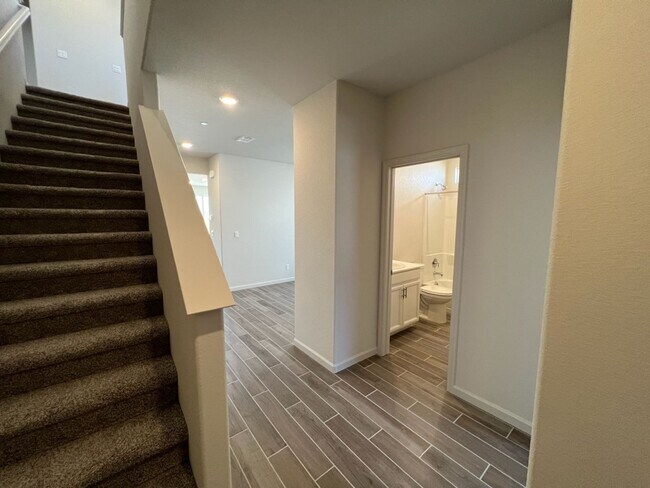 Foto del edificio - 4-bedroom two story plus a bonus loft!