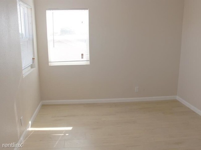 Building Photo - 1308 W 53rd St