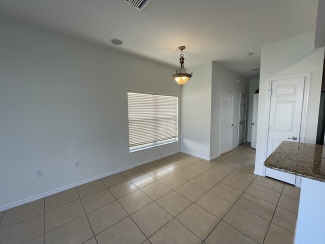 Building Photo - 3/2.5 Townhouse with a Garage!