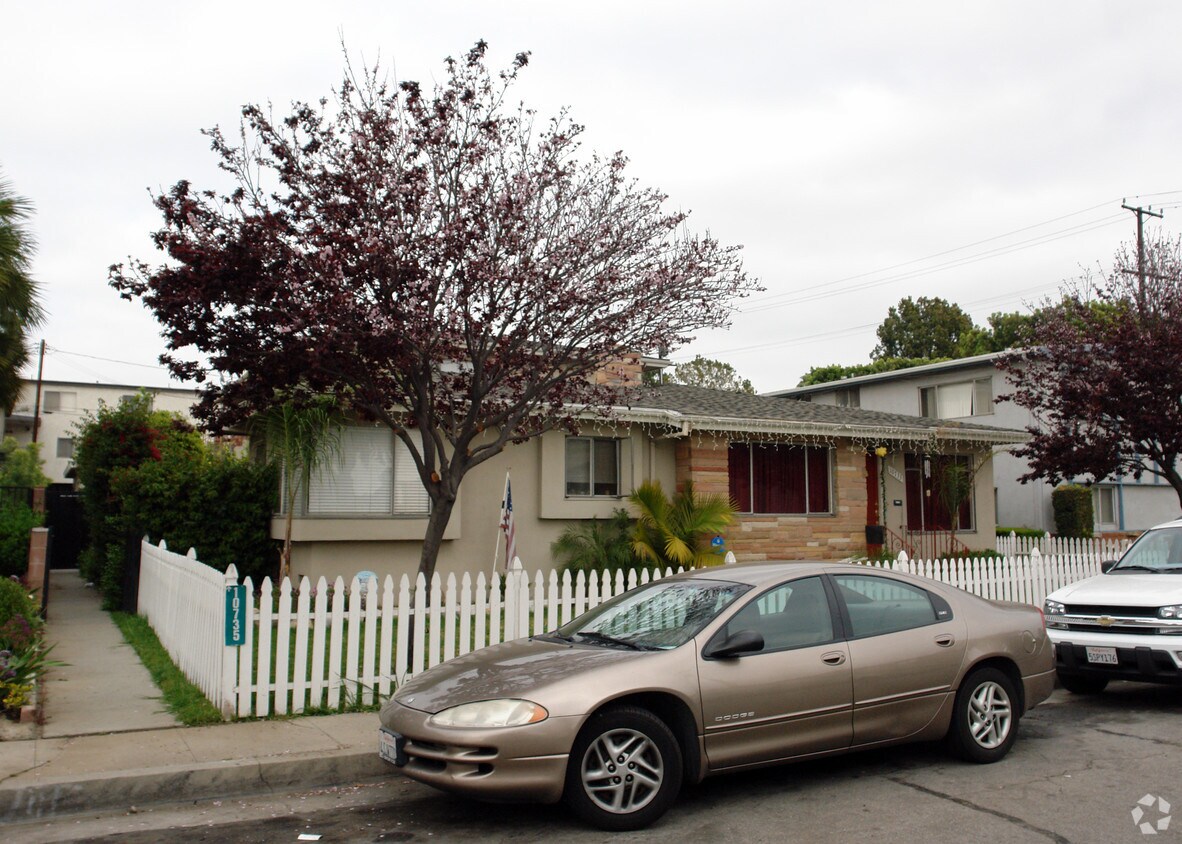 Foto del edificio - 10733-10735 A-D Shire Pl