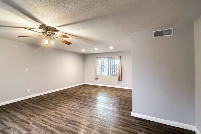 Foto del edificio - Three Bedroom Condo in Glendale