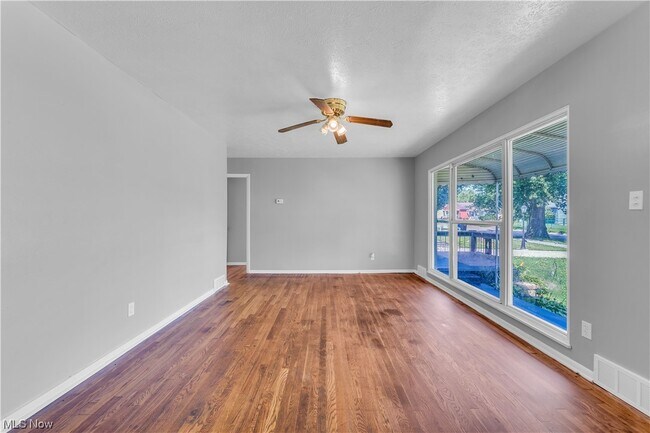 Foto del edificio - 13813 Leroy Ave