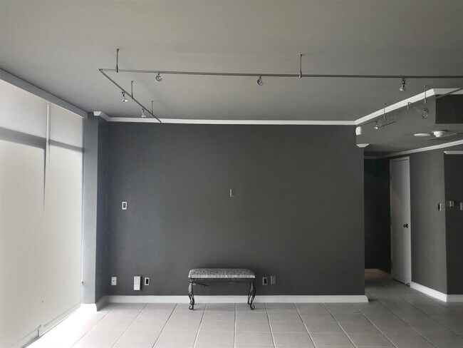 Foto del edificio - 6211 W Northwest Hwy