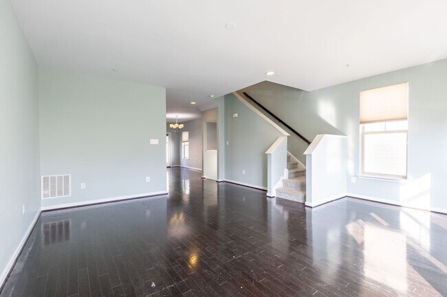 Building Photo - Lovely 3 BR/2.5 BA EOG Townhome in Glen Bu...