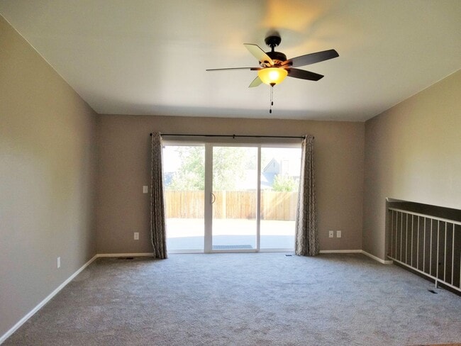 Building Photo - Tri-Level 3 Bedroom 2 Bath Large Backyard ...