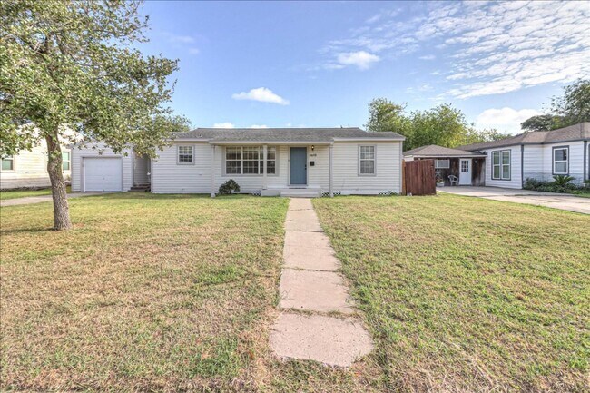 Foto del edificio - 3618 Lawnview - 3/bedroom 1/bathroom - $1,...