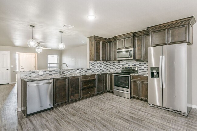 Foto del edificio - 4 BEDROOM!!! Located in River Road