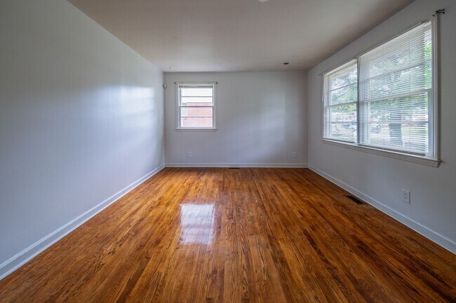 Foto del edificio - 3-bedroom, 1-bath home with a fenced-in yard, located on Guerrant Street in Greensboro