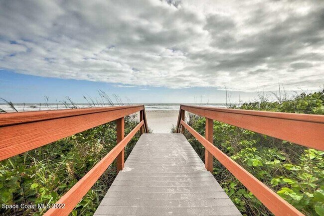 Building Photo - 220 Young Ave