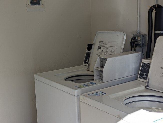 Building Photo - 641 N Ventura St