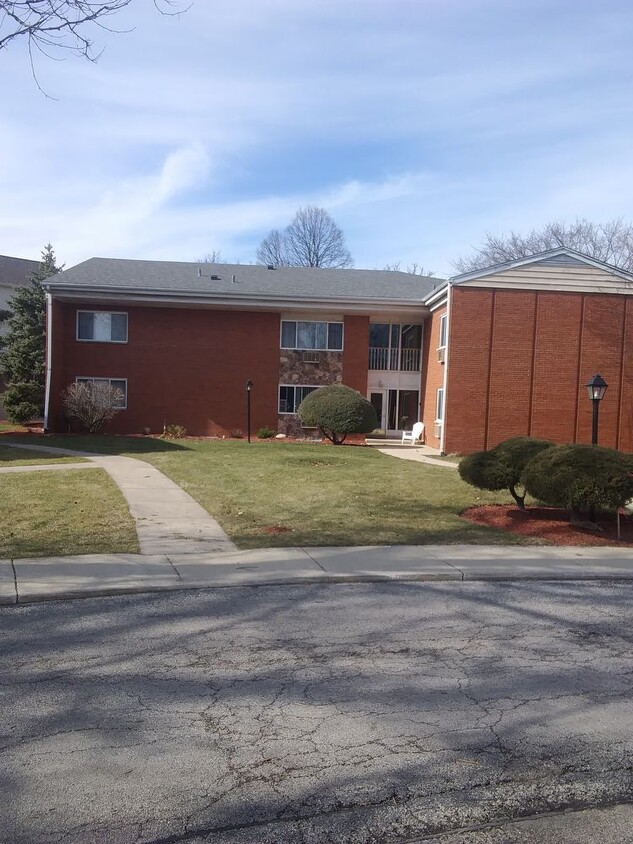 Primary Photo - Huge newly rehabbed unit in Glen Ellyn