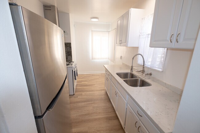 Foto del edificio - 6101 S Hobart Blvd