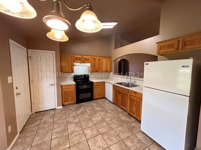 Building Photo - 320 Chateau Dr