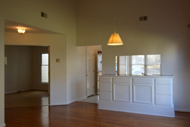 Foto del edificio - Beautiful townhouse with lakeside views, c...