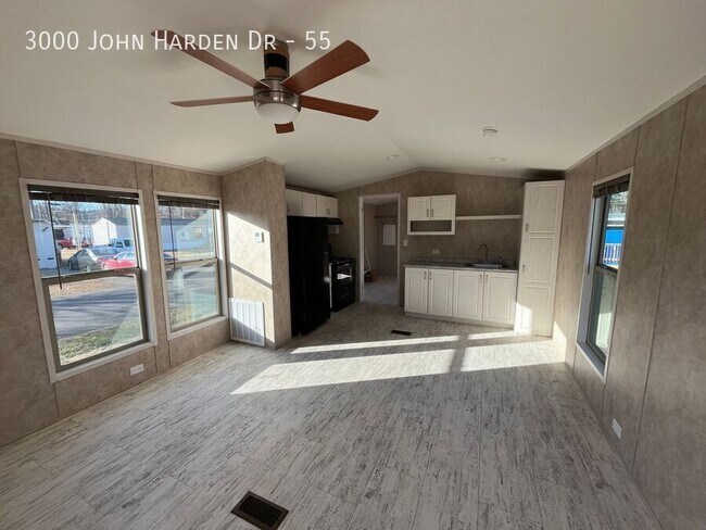 Foto del edificio - 3000 John Harden Dr