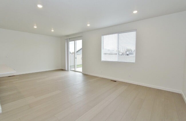 Building Photo - 11138 Overhang St