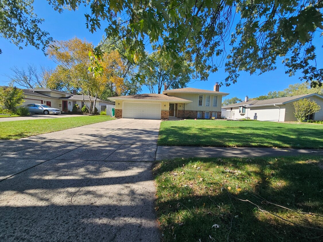 Primary Photo - 9536 Elmwood Dr