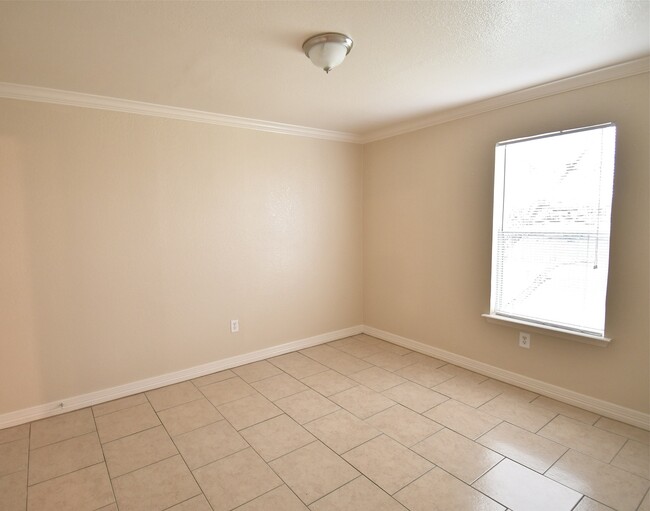 Building Photo - 2 Weeks Free Rent!!! Cute 3 Bedroom 1 Bath...