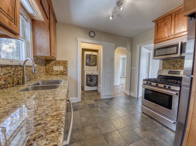 Foto del edificio - 483 E 8th Ave