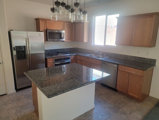 Foto del edificio - 2 story 4 bed 3 bath home with rooftop patio