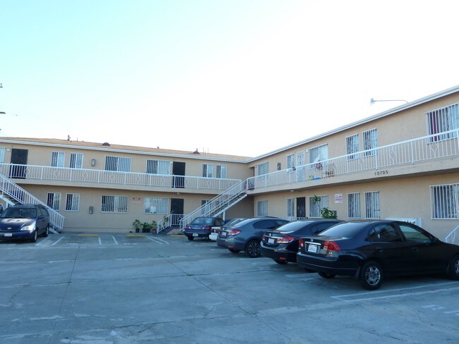 Building Photo - 10705 S Figueroa St
