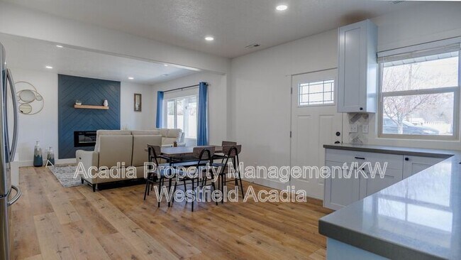Building Photo - 405 900 E