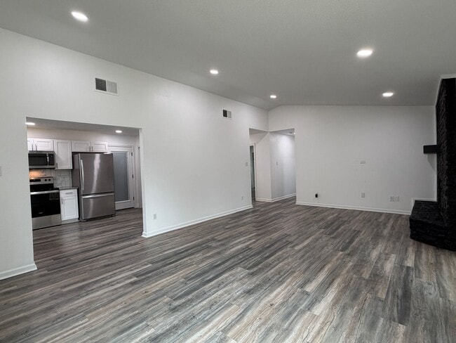 Building Photo - Renovated 4/2 in Beautiful Lago Vista Location