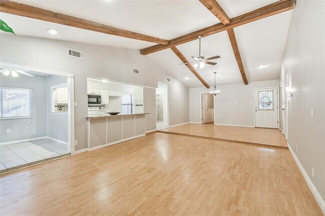 Building Photo - 2135 Tree Ln