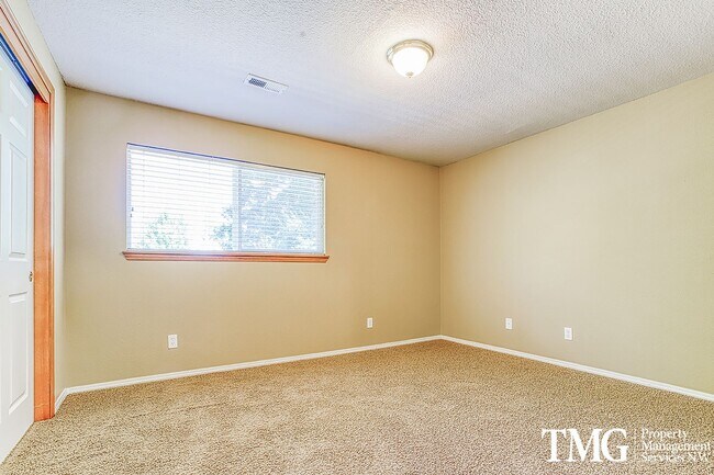 Foto del edificio - Two Bedroom Townhome, with Air Conditionin...