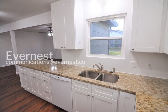 Foto del edificio - 3 Bed, 2 Bath Home with Fenced Yard & Garage / Pet-Friendly / Coming Soon!
