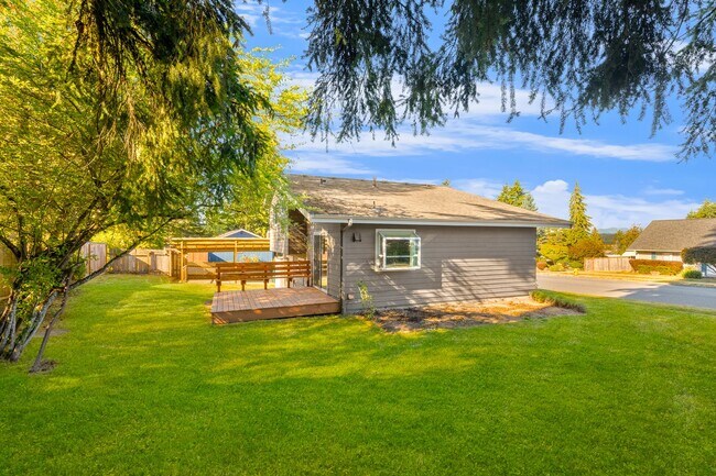 Foto del edificio - Redmond Tri-Level 4 Bedroom 2 Bath