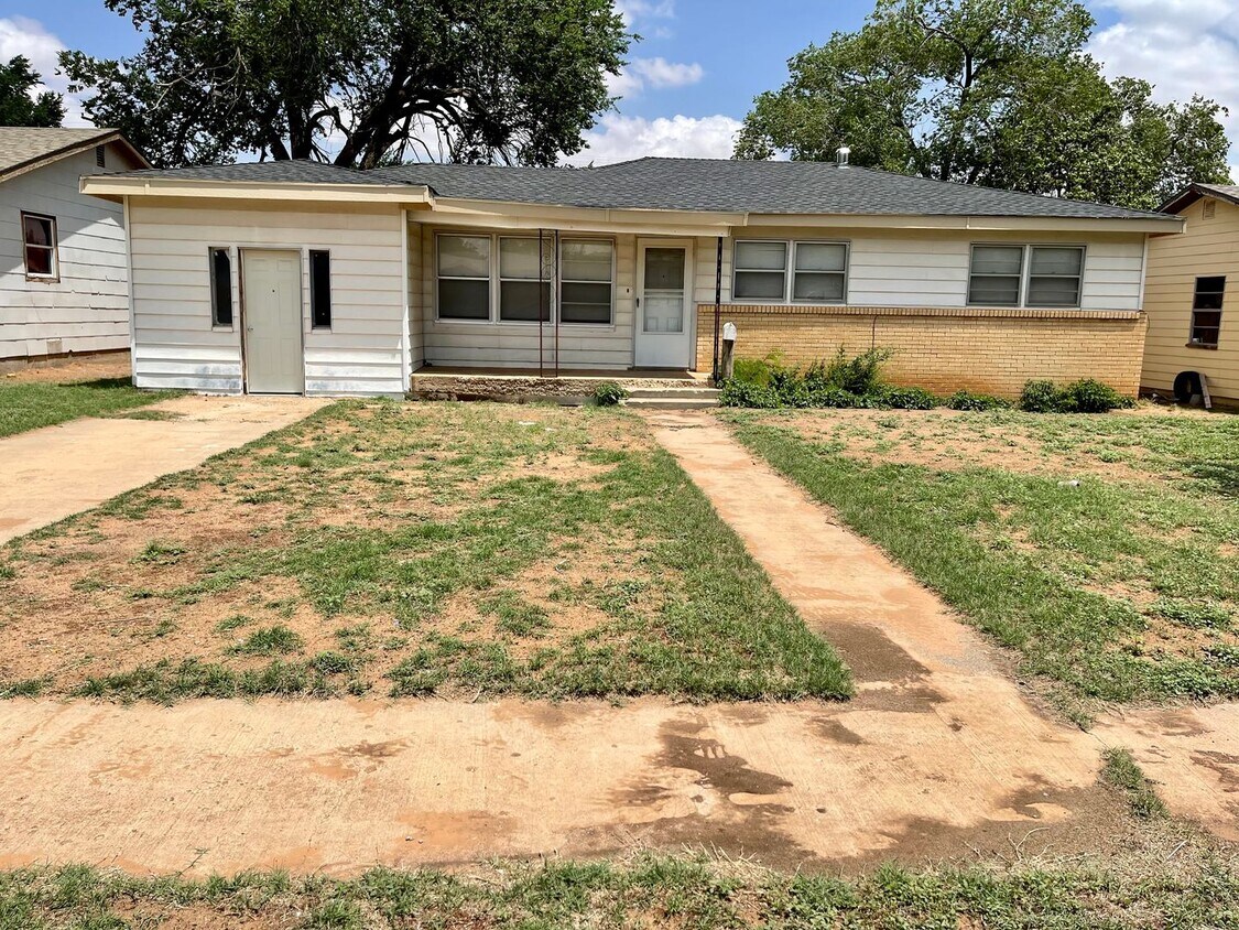 Foto principal - 4 bed 2 bath now available