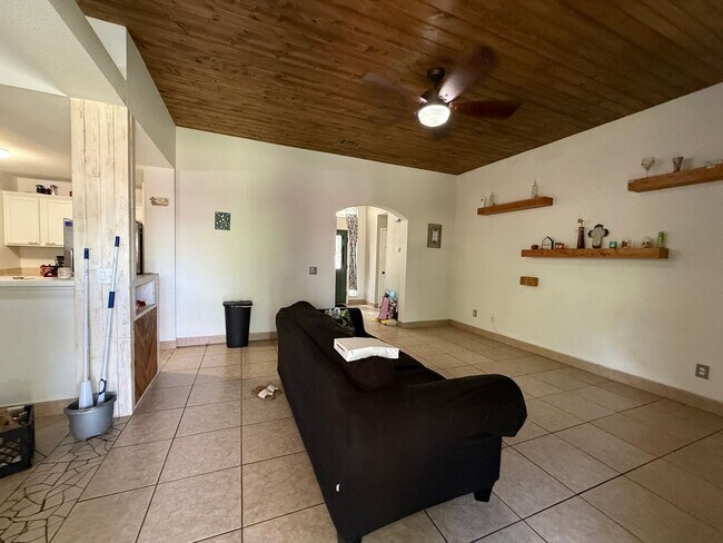 Foto del edificio - Unique single-story home for lease in the ...