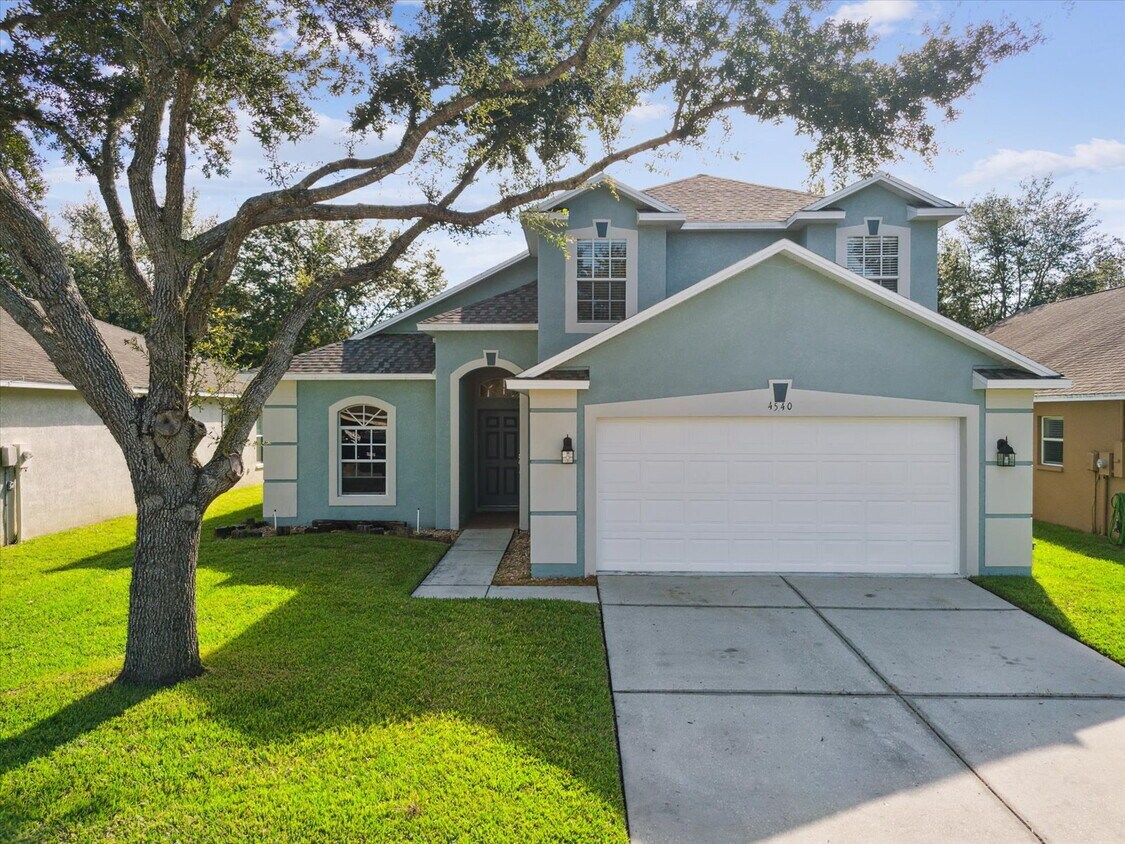 Foto principal - "Charming 3-Bed, 3-Bath Haven with 1810 Sq...