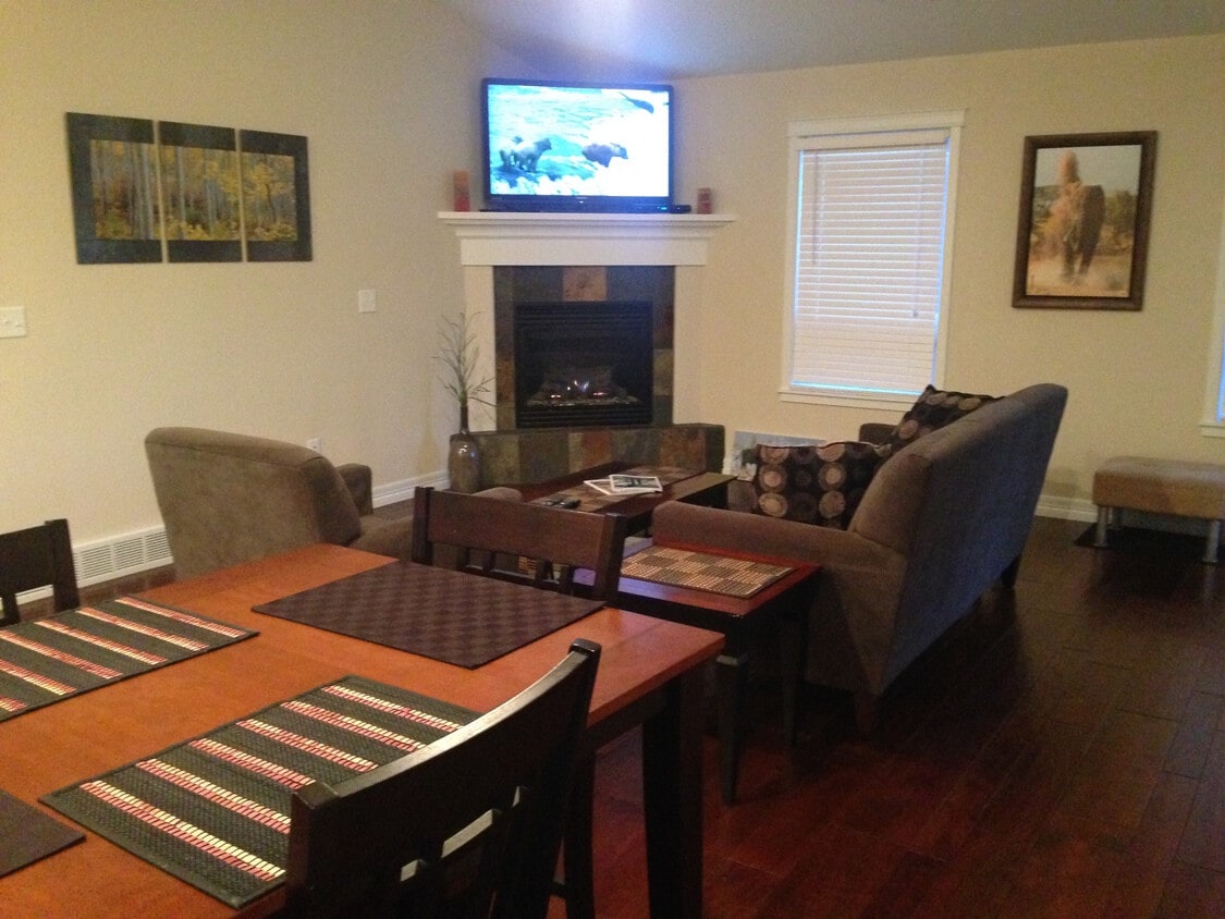 Contemporary Furnished 4 BR Townhome Apartments in Cheyenne, WY