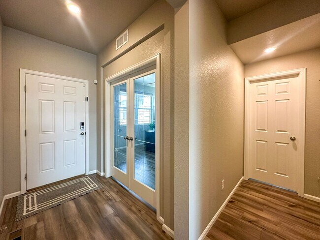 Foto del edificio - Almost Brand New Meadowlark 4bd 3.5ba home