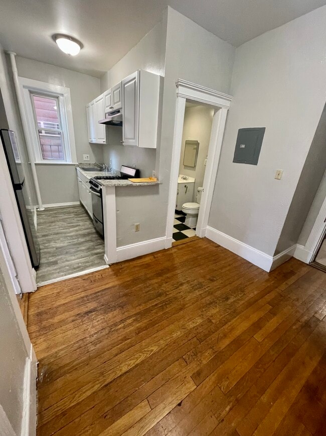 Building Photo - 464 Park Dr