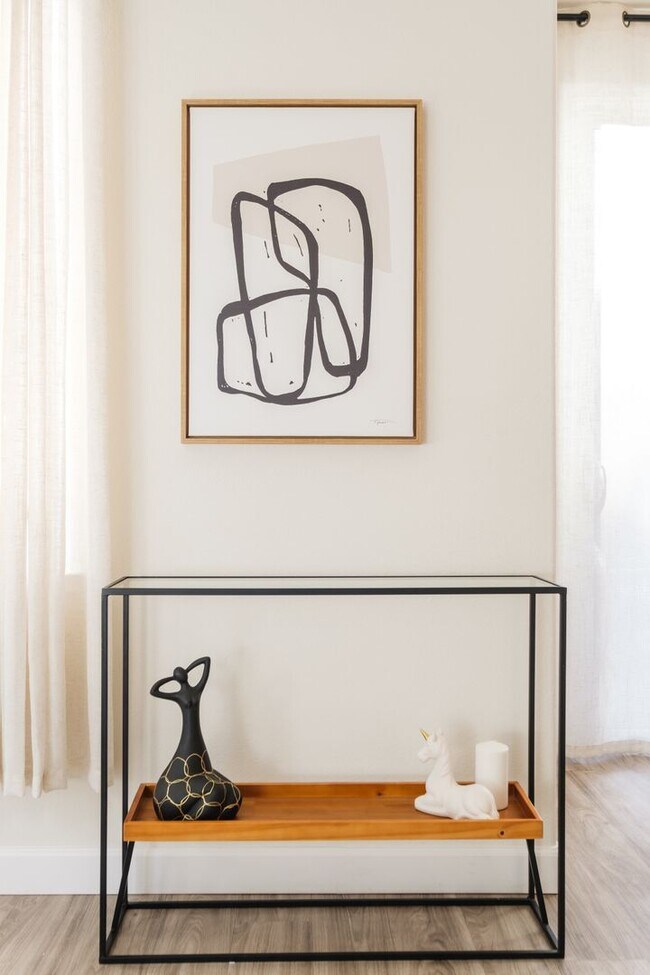 Building Photo - 4 Bedroom Fully Furnished Mid-term Rental