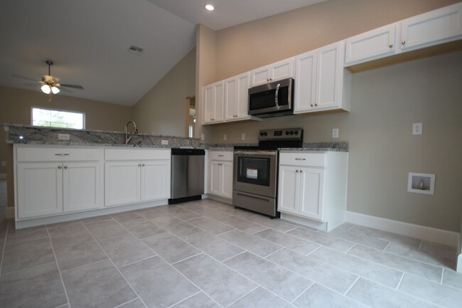 Foto del edificio - BEAUTIFUL 3 Bedroom, 2 Bathroom Home in Oc...