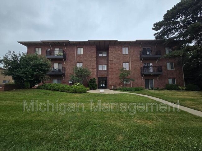 Building Photo - 2715 E Maple Rd